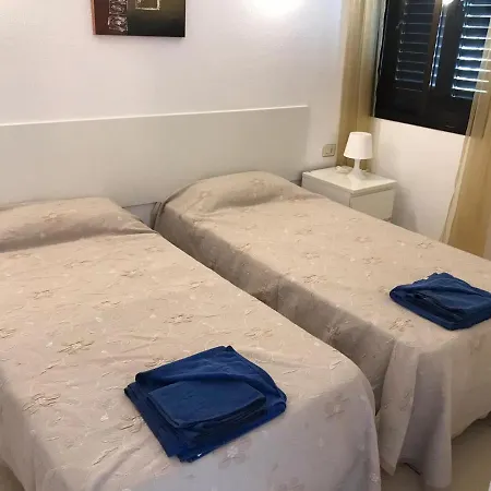 Self Catering Lovely Ground Floor 1 Bed Apartment 5A1, Los Cristianos, Tenerife *